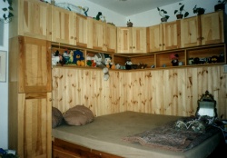 patrova postel drevena postel s drevenymi skrinemi z masivu